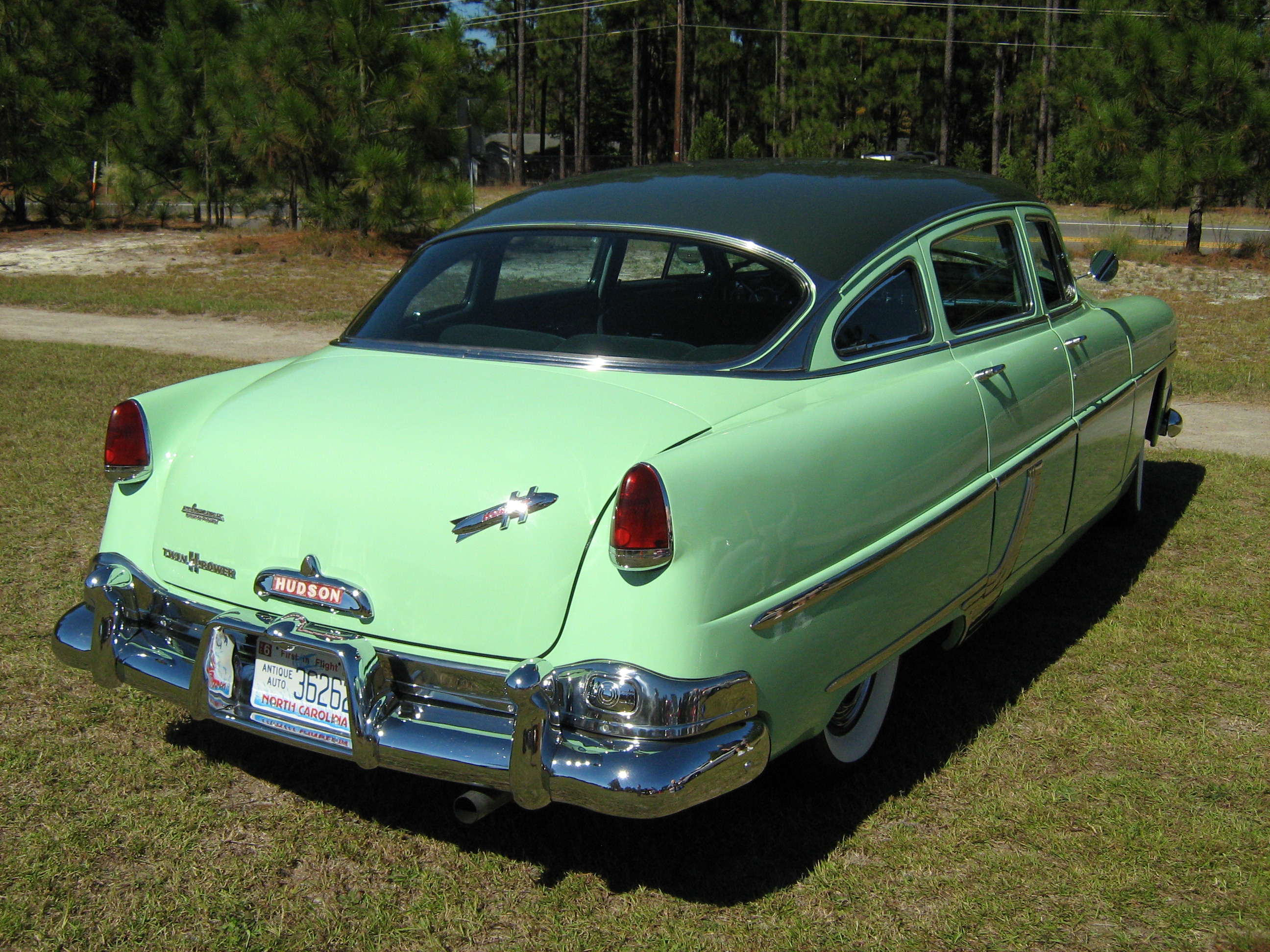 1954_Hudson_Hornet_Twin_H_sedan_green_rs.jpg