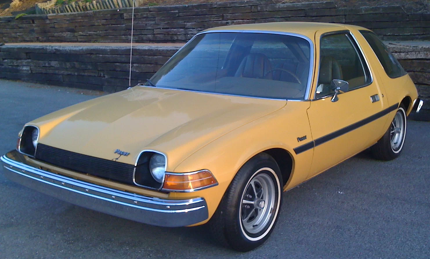 1975_AMC_Pacer_base_model_frontleftside.webp