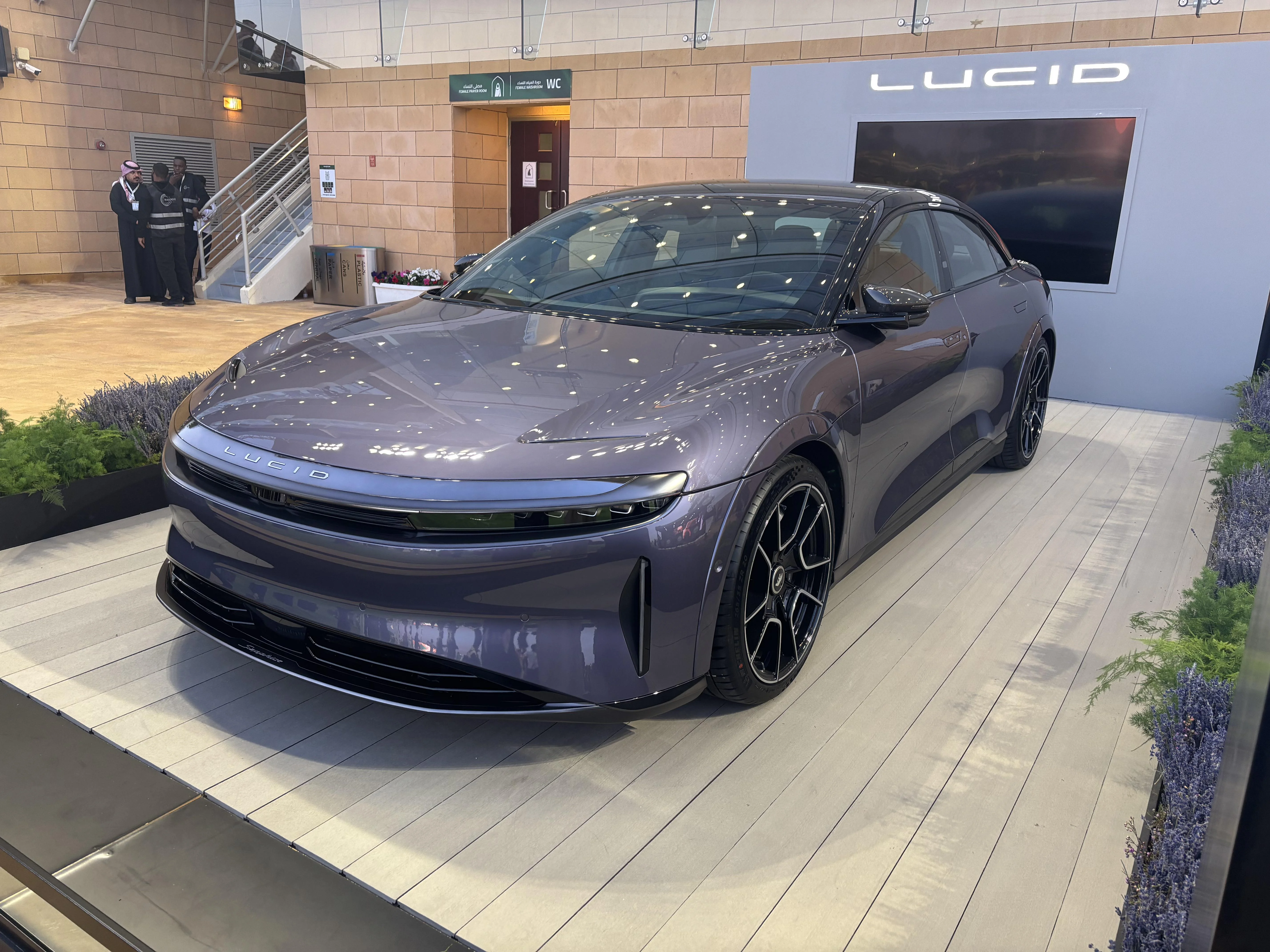 lucid-air-sapphire-in-lavender-is-incredible-v0-7hgth1u5xnue1.webp