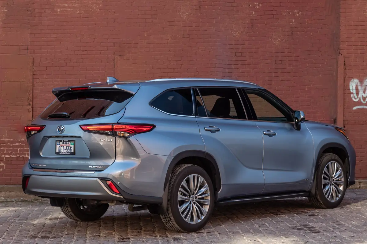 toyota-highlander-hybrid-platinum-2023-08-exterior-rear-angle-scaled.webp