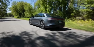 Lucid-Air-Pure-inmotion-250526-001.webp