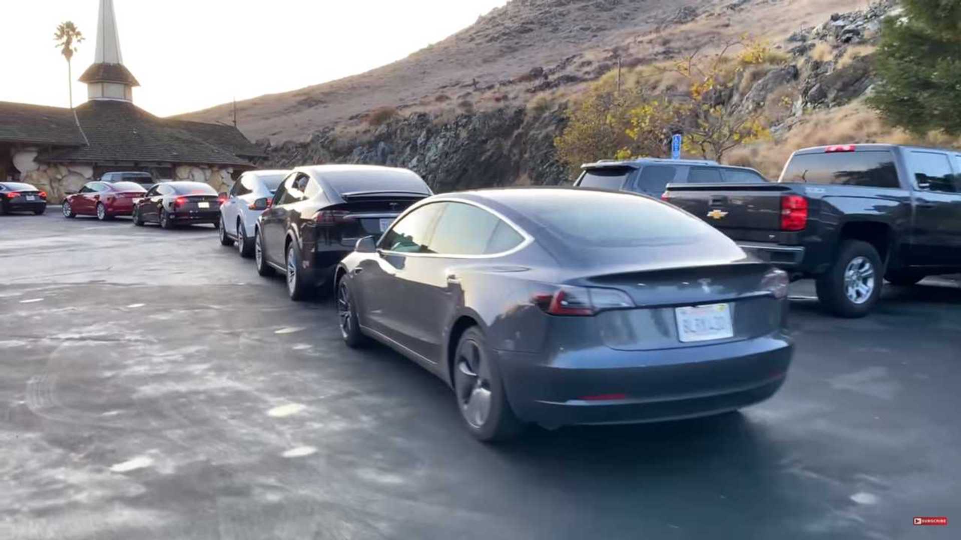 this-is-what-thanksgiving-caused-on-some-supercharger-stations-lines.jpg